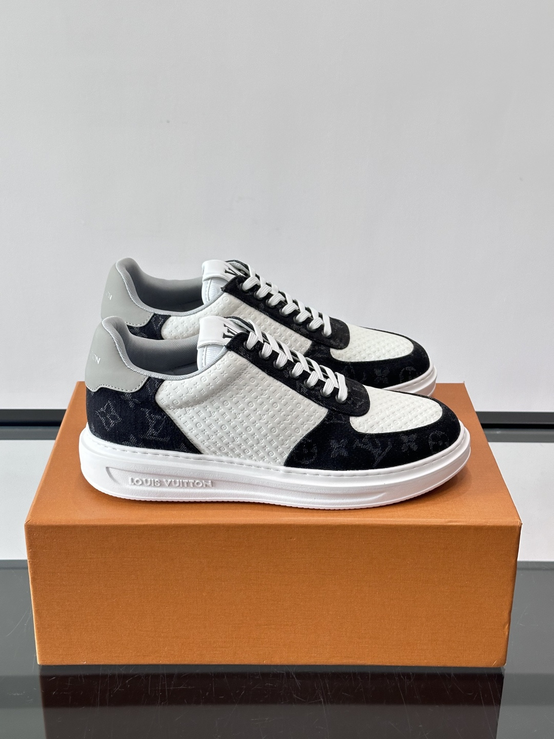 👟LV Monogram男士休闲板鞋，牛皮➕Monogram牛皮拼接，透气又有辨识度✨。橡胶鞋底轻便耐磨