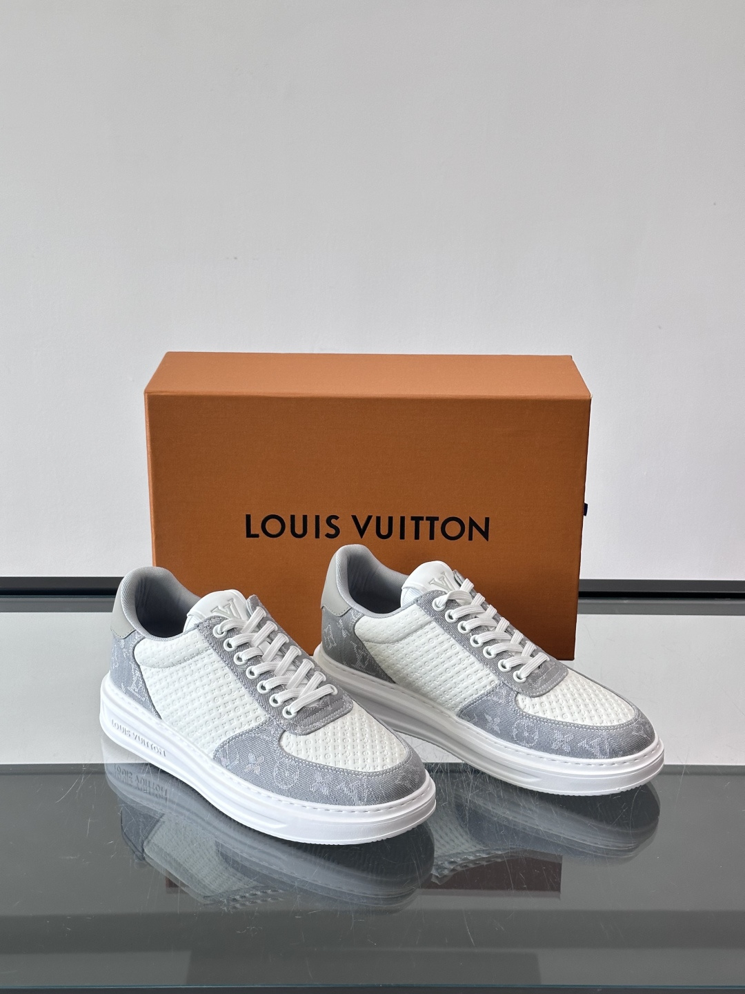 👟LV Monogram男士休闲板鞋，牛皮➕Monogram牛皮拼接，透气又有辨识度✨。橡胶鞋底轻便耐磨