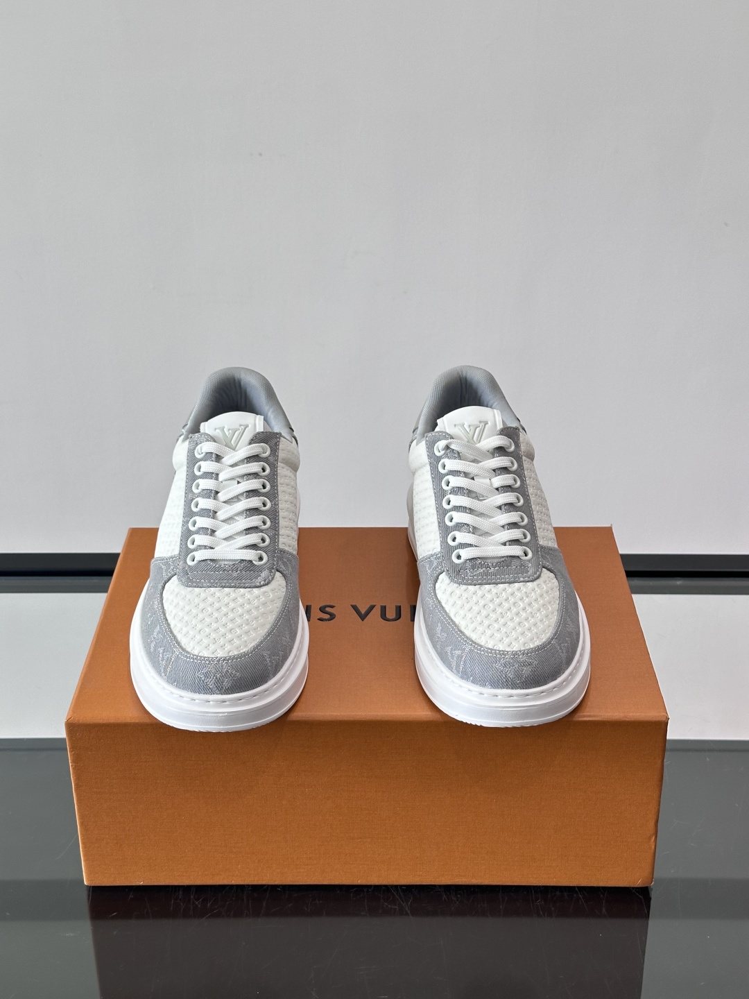 👟LV Monogram男士休闲板鞋，牛皮➕Monogram牛皮拼接，透气又有辨识度✨。橡胶鞋底轻便耐磨