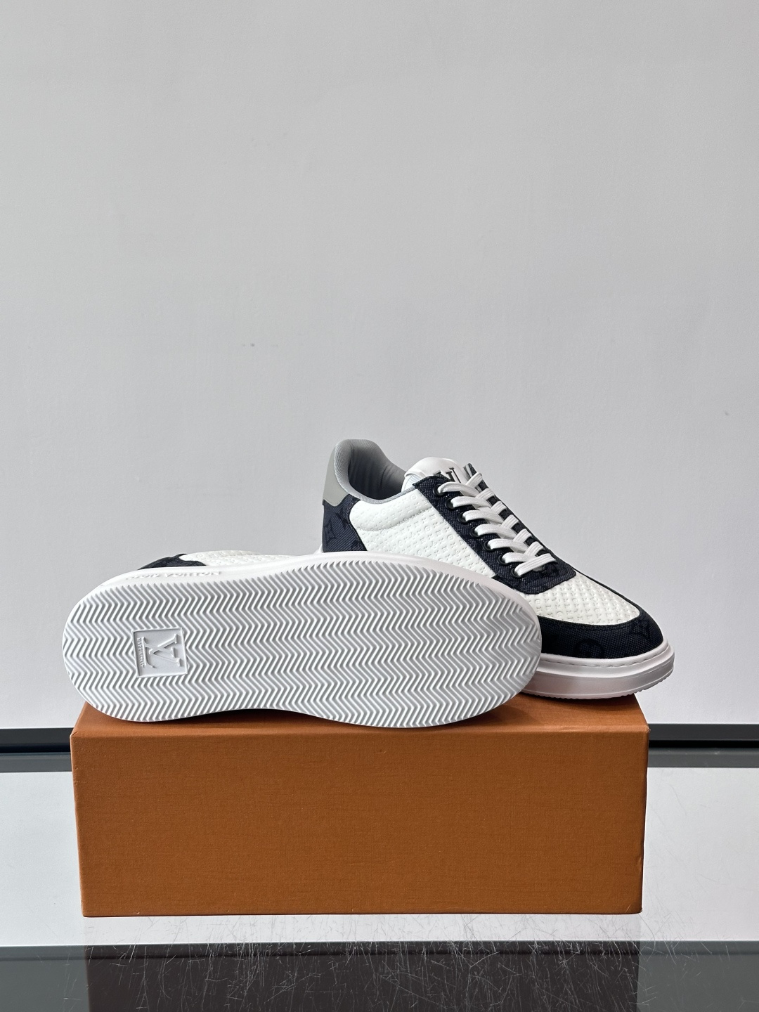 👟LV Monogram男士休闲板鞋，牛皮➕Monogram牛皮拼接，透气又有辨识度✨。橡胶鞋底轻便耐磨