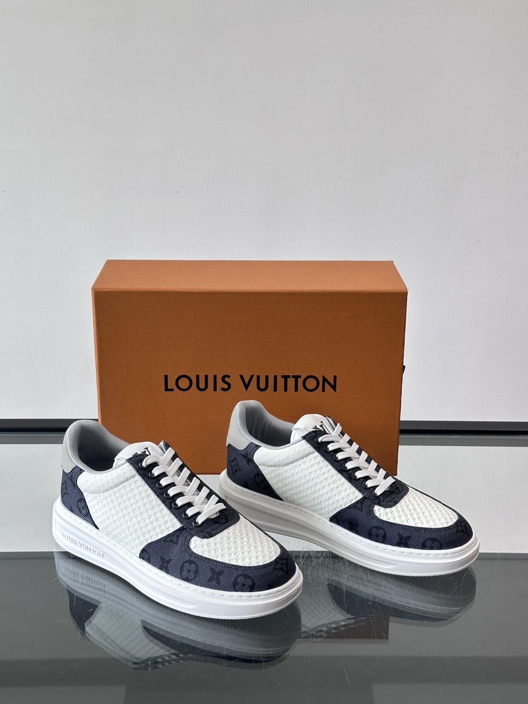 👟LV Monogram男士休闲板鞋，牛皮➕Monogram牛皮拼接，透气又有辨识度✨。橡胶鞋底轻便耐磨