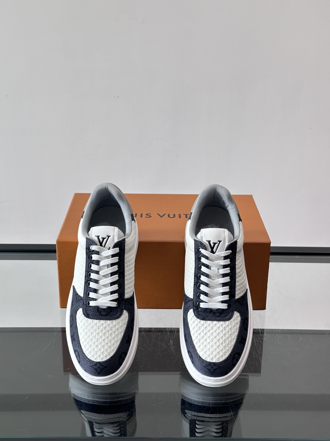 👟LV Monogram男士休闲板鞋，牛皮➕Monogram牛皮拼接，透气又有辨识度✨。橡胶鞋底轻便耐磨
