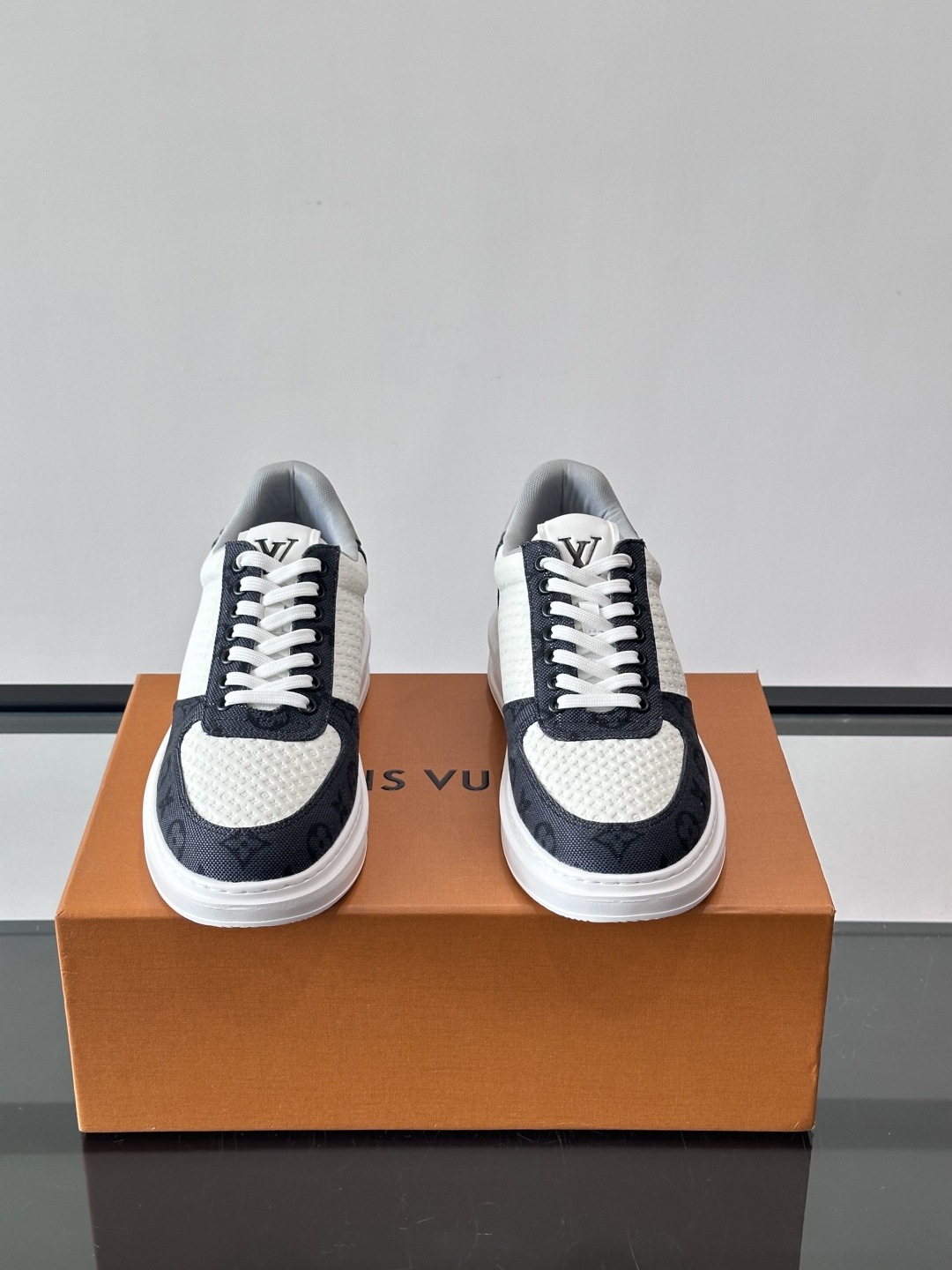 👟LV Monogram男士休闲板鞋，牛皮➕Monogram牛皮拼接，透气又有辨识度✨。橡胶鞋底轻便耐磨