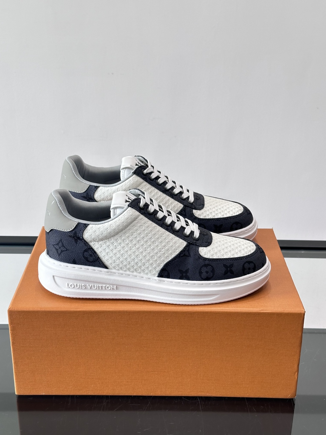 👟LV Monogram男士休闲板鞋，牛皮➕Monogram牛皮拼接，透气又有辨识度✨。橡胶鞋底轻便耐磨