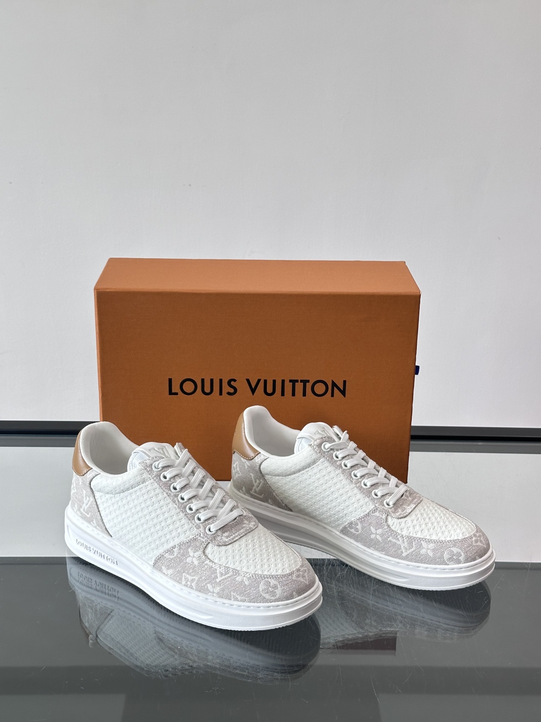 👟LV Monogram男士休闲板鞋，牛皮➕Monogram牛皮拼接，透气又有辨识度✨。橡胶鞋底轻便耐磨