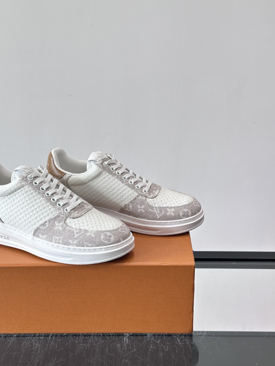 👟LV Monogram男士休闲板鞋，牛皮➕Monogram牛皮拼接，透气又有辨识度✨。橡胶鞋底轻便耐磨