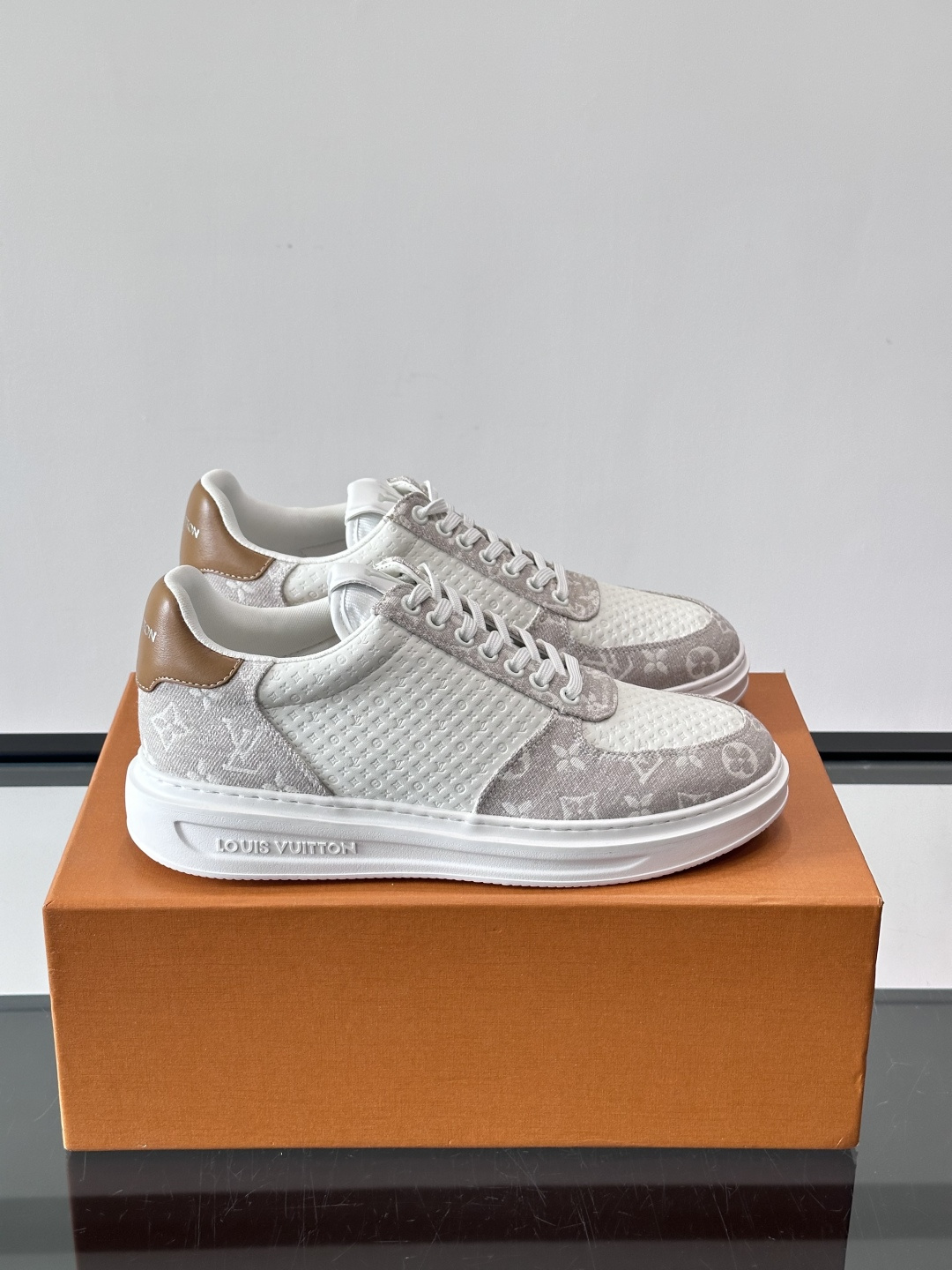 👟LV Monogram男士休闲板鞋，牛皮➕Monogram牛皮拼接，透气又有辨识度✨。橡胶鞋底轻便耐磨