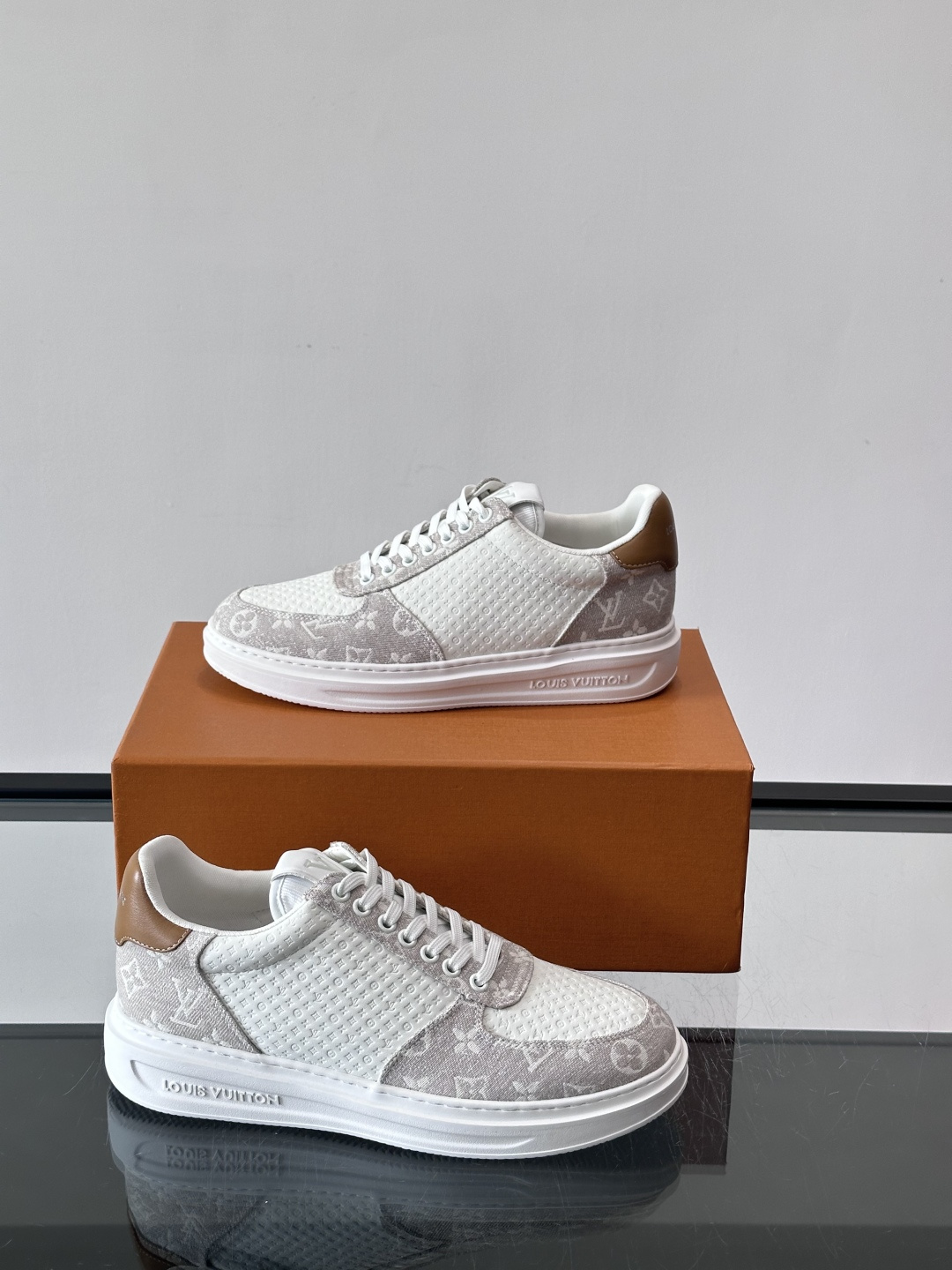 👟LV Monogram男士休闲板鞋，牛皮➕Monogram牛皮拼接，透气又有辨识度✨。橡胶鞋底轻便耐磨