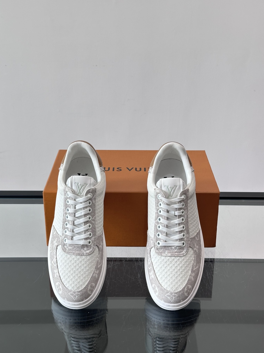 👟LV Monogram男士休闲板鞋，牛皮➕Monogram牛皮拼接，透气又有辨识度✨。橡胶鞋底轻便耐磨