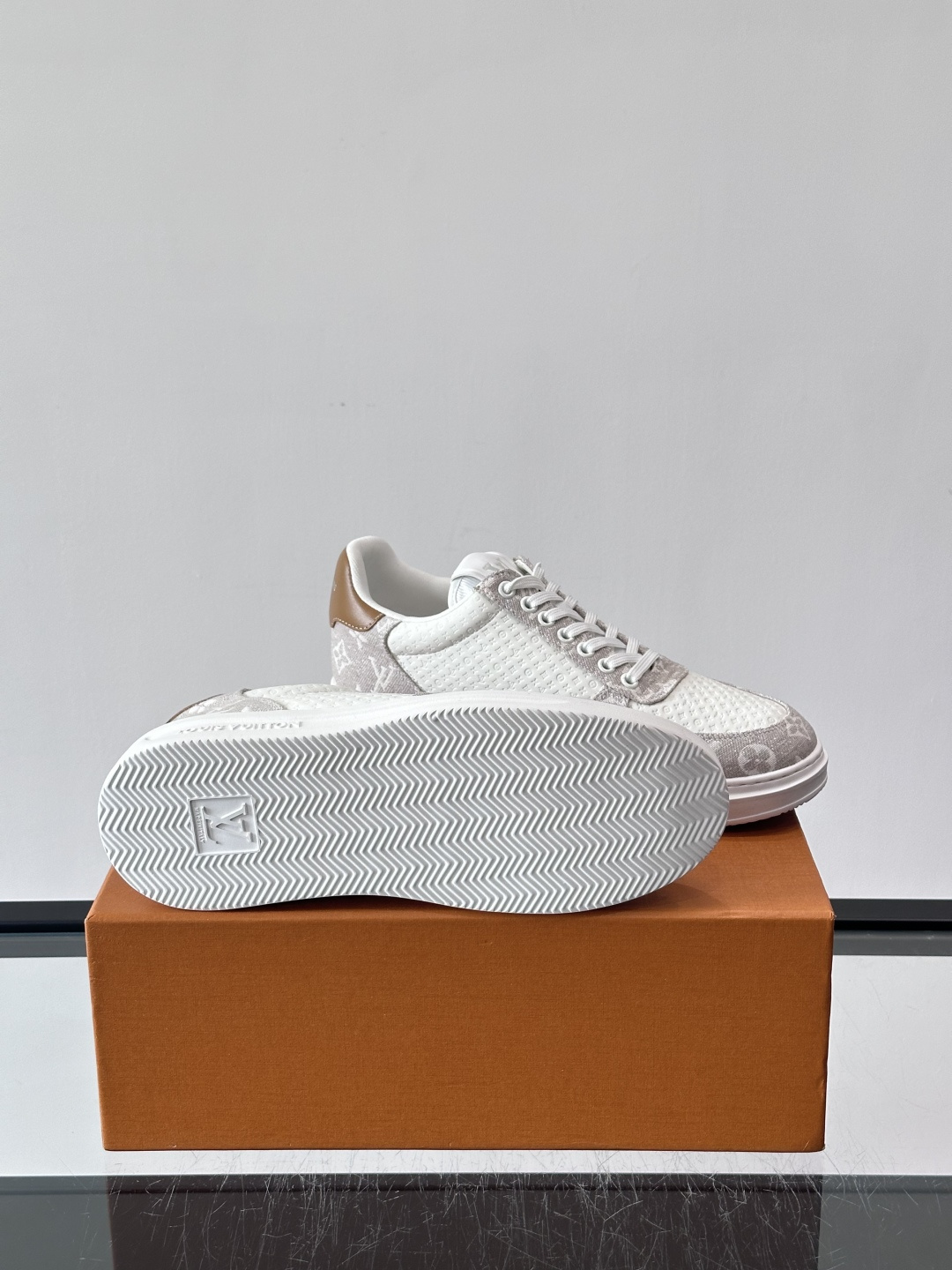 👟LV Monogram男士休闲板鞋，牛皮➕Monogram牛皮拼接，透气又有辨识度✨。橡胶鞋底轻便耐磨