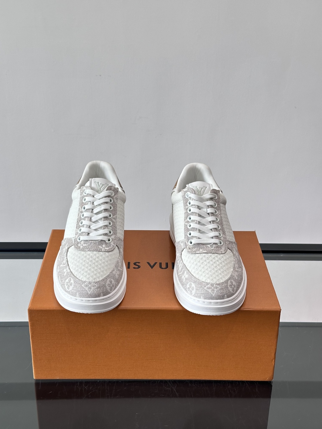 👟LV Monogram男士休闲板鞋，牛皮➕Monogram牛皮拼接，透气又有辨识度✨。橡胶鞋底轻便耐磨