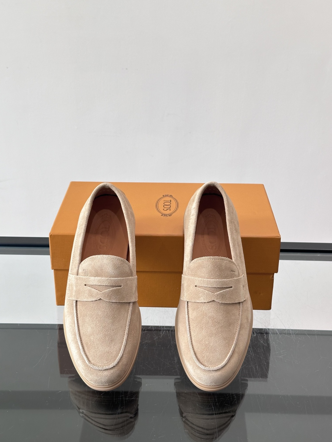 TOD’S这款乐福鞋采用翻毛皮，质感细腻低调，搭配经典便士乐福饰带，简约又精致✨。橡胶鞋底舒适耐磨，适合