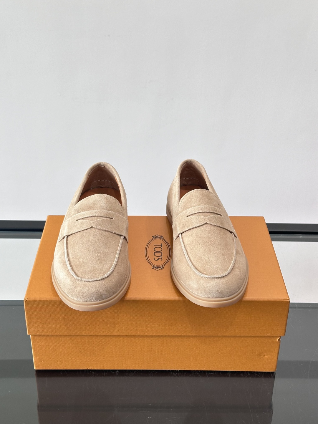 TOD’S这款乐福鞋采用翻毛皮，质感细腻低调，搭配经典便士乐福饰带，简约又精致✨。橡胶鞋底舒适耐磨，适合