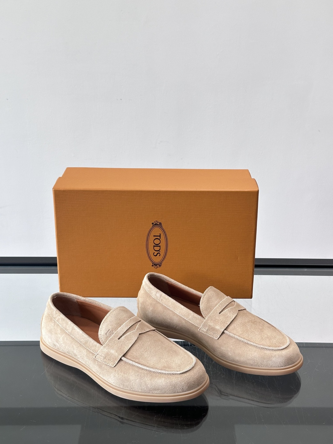 TOD’S这款乐福鞋采用翻毛皮，质感细腻低调，搭配经典便士乐福饰带，简约又精致✨。橡胶鞋底舒适耐磨，适合