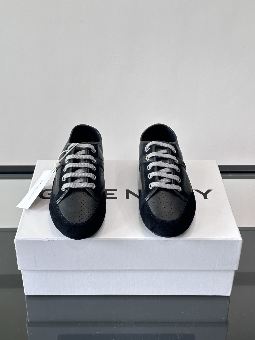 Givenchy 男士休闲鞋​​👟纪梵希这款休闲鞋，采用透气打孔皮革，简约又有细节感。橡胶鞋底耐磨舒适，