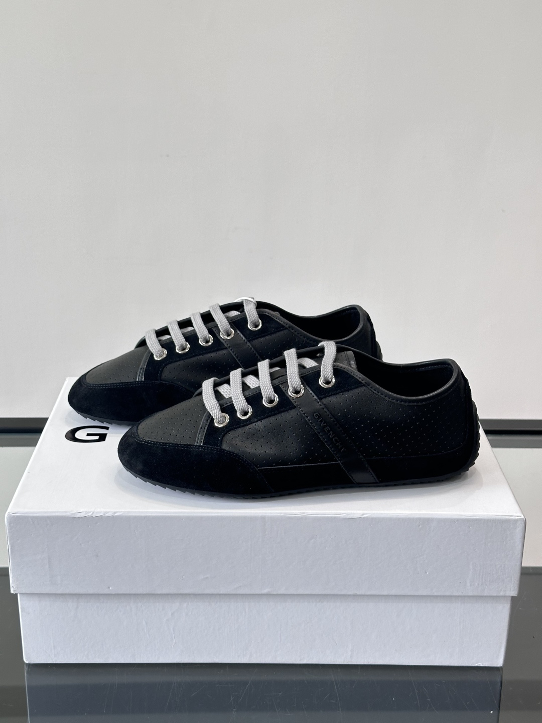 Givenchy 男士休闲鞋​​👟纪梵希这款休闲鞋，采用透气打孔皮革，简约又有细节感。橡胶鞋底耐磨舒适，