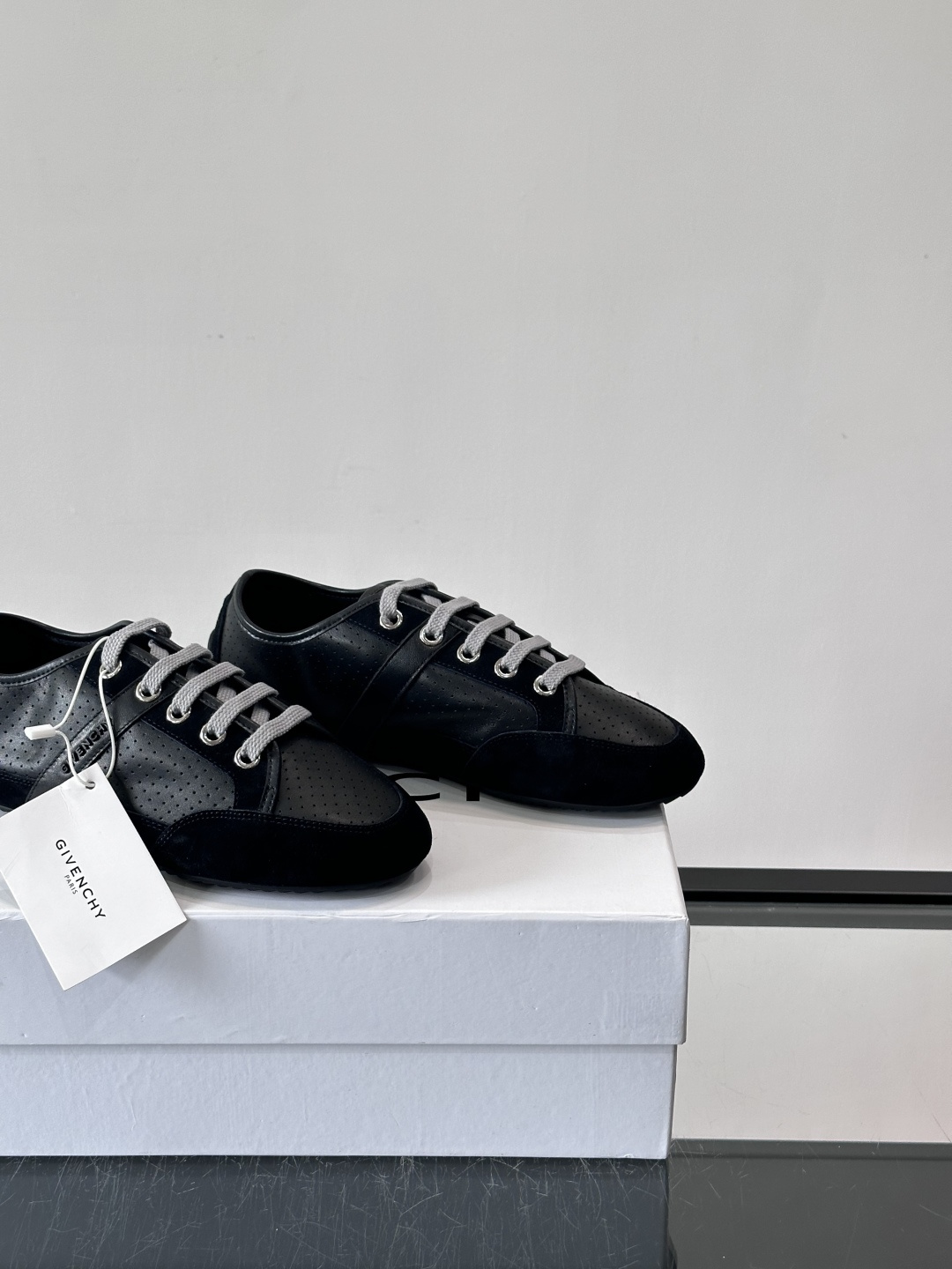 Givenchy 男士休闲鞋​​👟纪梵希这款休闲鞋，采用透气打孔皮革，简约又有细节感。橡胶鞋底耐磨舒适，