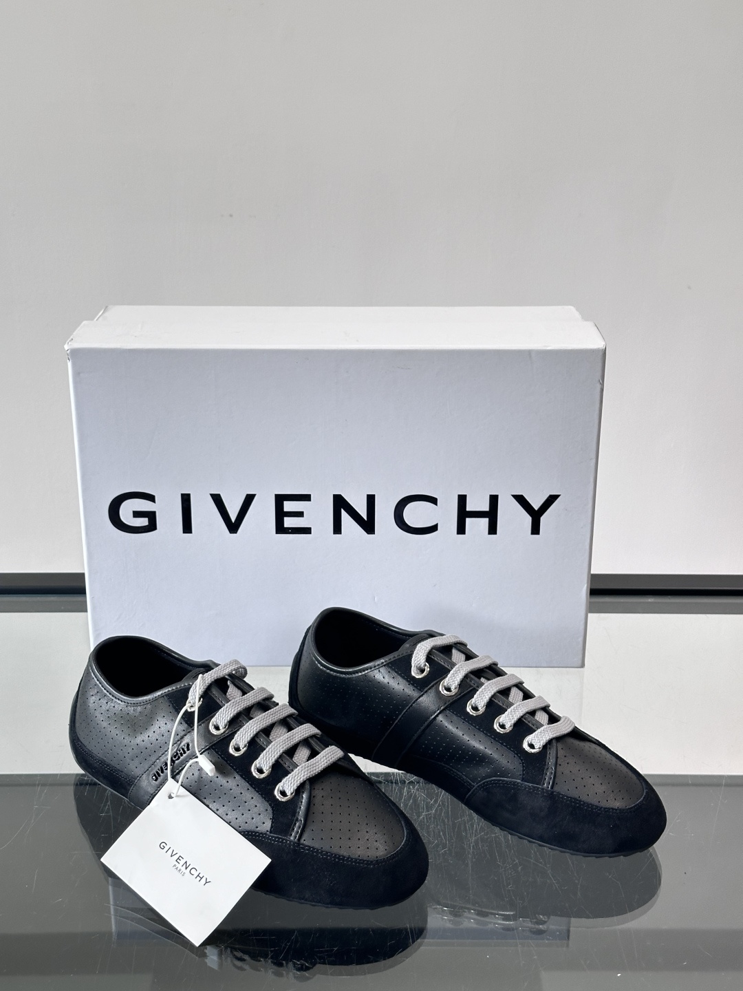 Givenchy 男士休闲鞋​​👟纪梵希这款休闲鞋，采用透气打孔皮革，简约又有细节感。橡胶鞋底耐磨舒适，