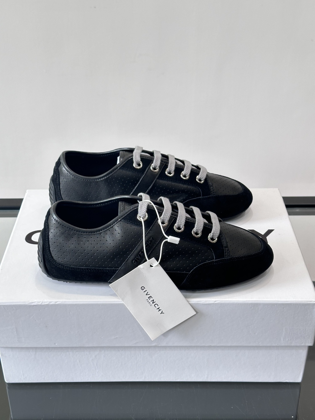Givenchy 男士休闲鞋​​👟纪梵希这款休闲鞋，采用透气打孔皮革，简约又有细节感。橡胶鞋底耐磨舒适，