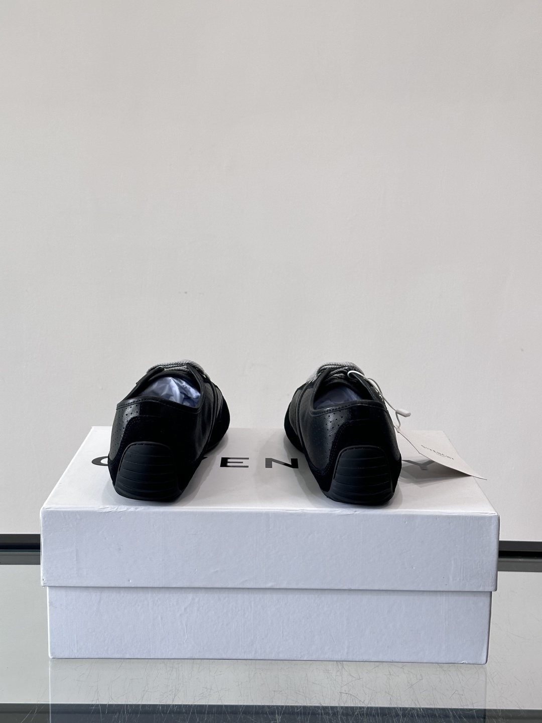 Givenchy 男士休闲鞋​​👟纪梵希这款休闲鞋，采用透气打孔皮革，简约又有细节感。橡胶鞋底耐磨舒适，