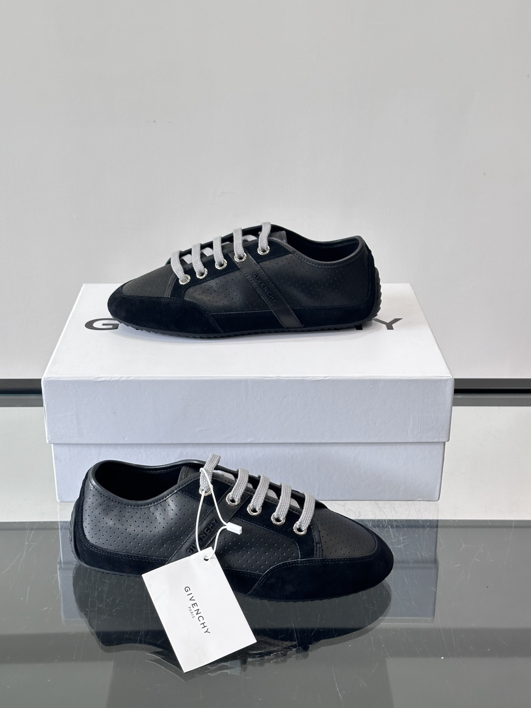 Givenchy 男士休闲鞋​​👟纪梵希这款休闲鞋，采用透气打孔皮革，简约又有细节感。橡胶鞋底耐磨舒适，