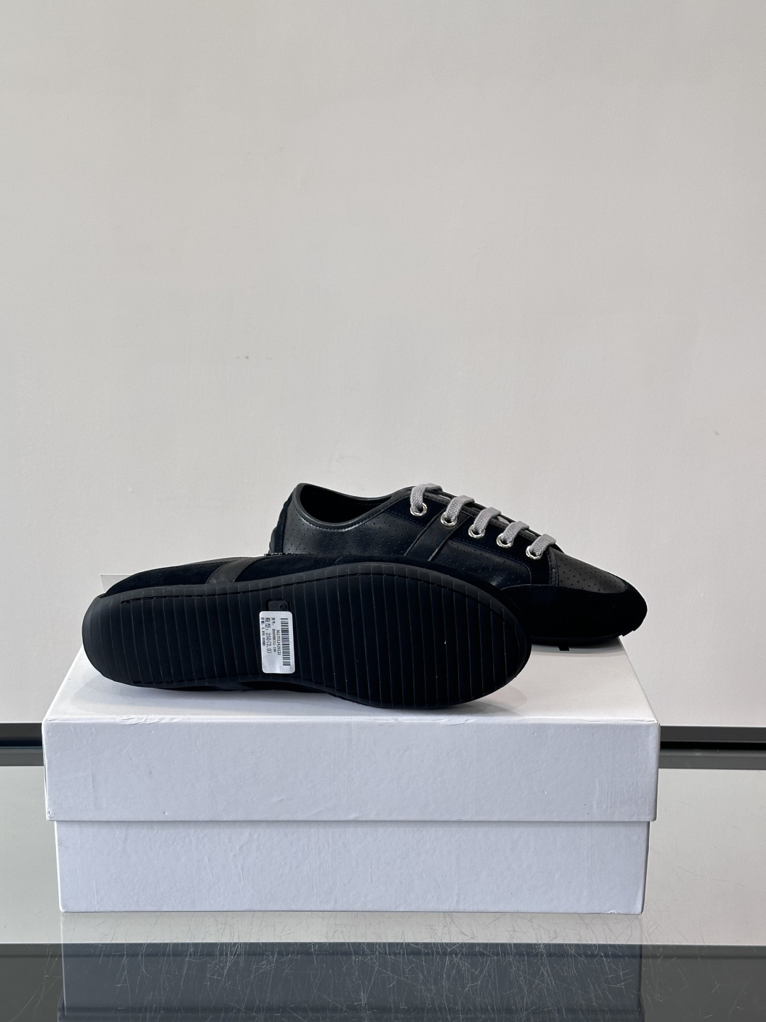 Givenchy 男士休闲鞋​​👟纪梵希这款休闲鞋，采用透气打孔皮革，简约又有细节感。橡胶鞋底耐磨舒适，