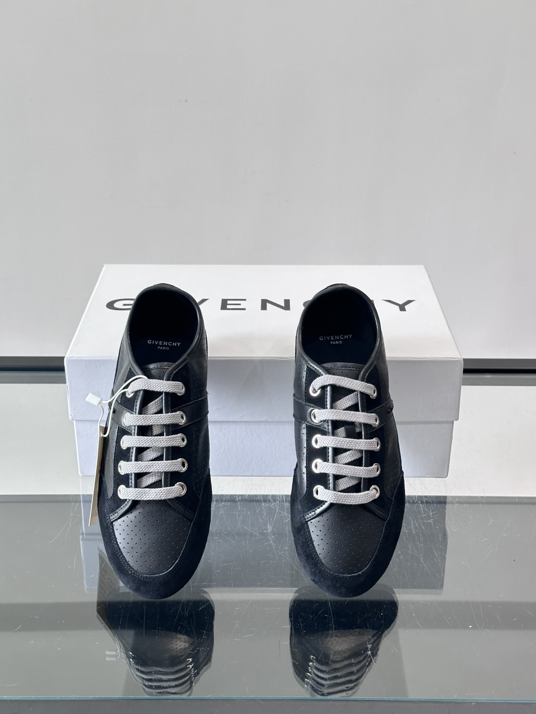 Givenchy 男士休闲鞋​​👟纪梵希这款休闲鞋，采用透气打孔皮革，简约又有细节感。橡胶鞋底耐磨舒适，