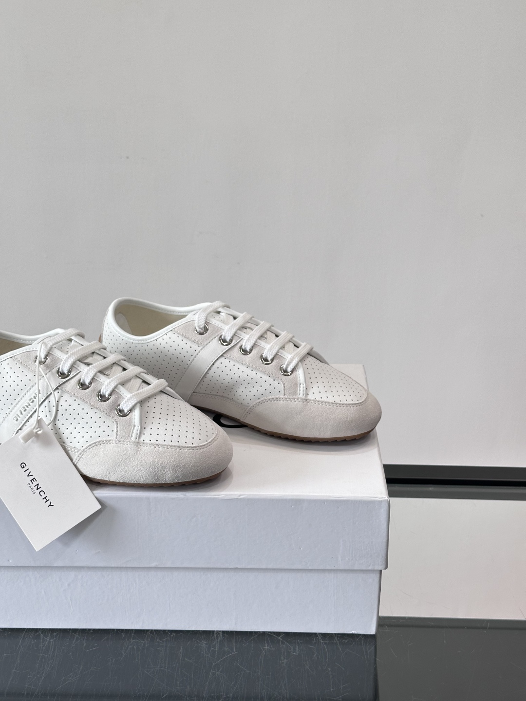 Givenchy 男士休闲鞋​​👟纪梵希这款休闲鞋，采用透气打孔皮革，简约又有细节感。橡胶鞋底耐磨舒适，
