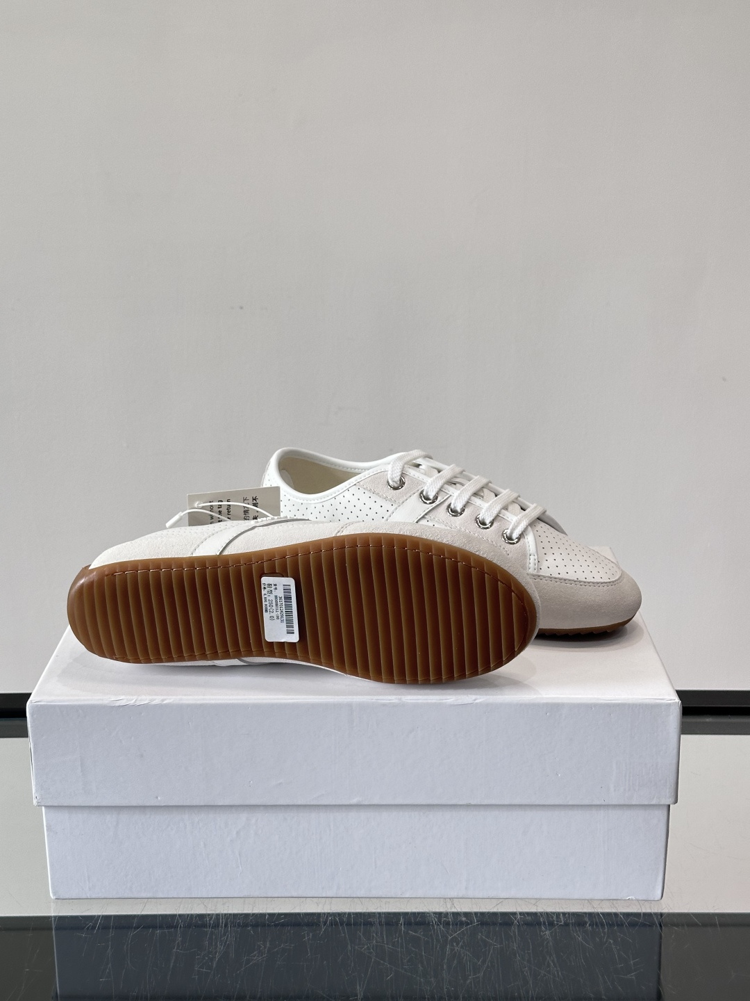 Givenchy 男士休闲鞋​​👟纪梵希这款休闲鞋，采用透气打孔皮革，简约又有细节感。橡胶鞋底耐磨舒适，