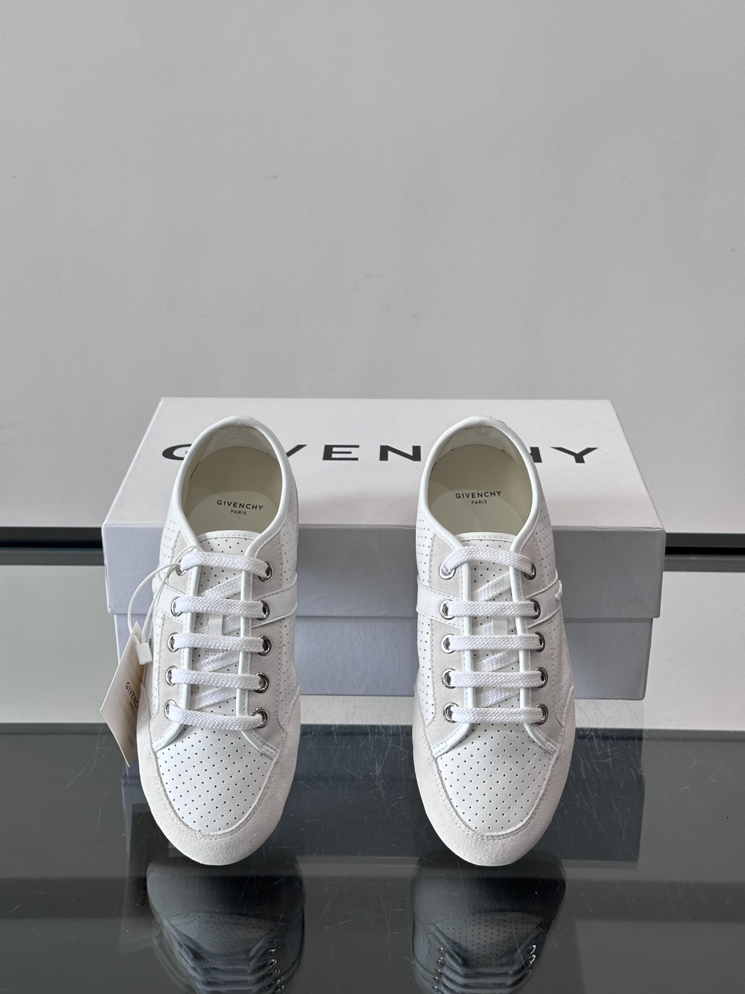 Givenchy 男士休闲鞋​​👟纪梵希这款休闲鞋，采用透气打孔皮革，简约又有细节感。橡胶鞋底耐磨舒适，