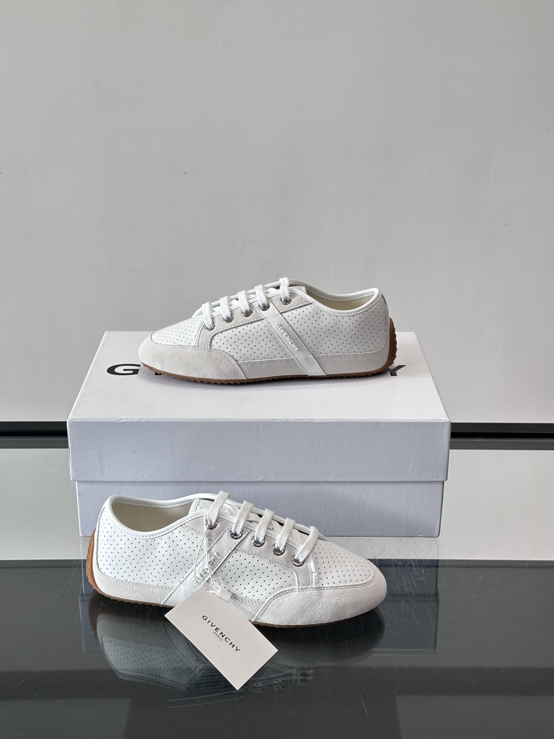 Givenchy 男士休闲鞋​​👟纪梵希这款休闲鞋，采用透气打孔皮革，简约又有细节感。橡胶鞋底耐磨舒适，