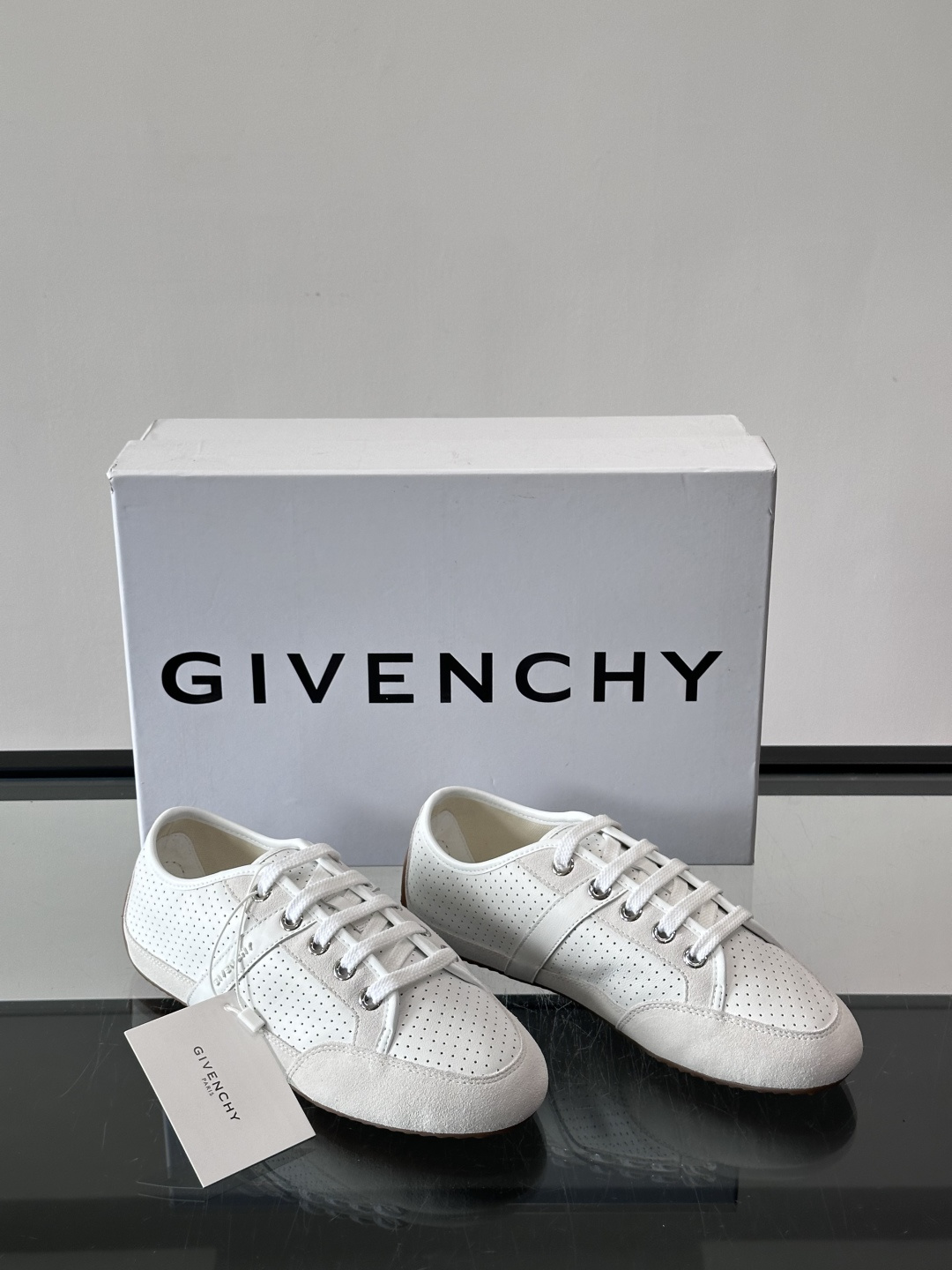 Givenchy 男士休闲鞋​​👟纪梵希这款休闲鞋，采用透气打孔皮革，简约又有细节感。橡胶鞋底耐磨舒适，