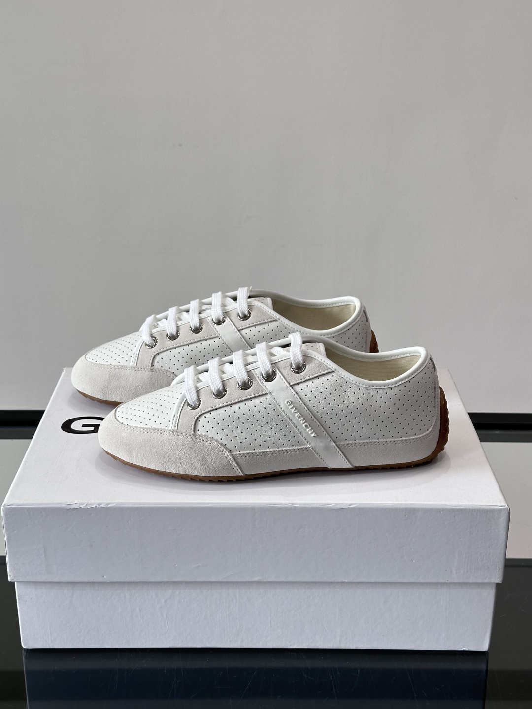 Givenchy 男士休闲鞋​​👟纪梵希这款休闲鞋，采用透气打孔皮革，简约又有细节感。橡胶鞋底耐磨舒适，