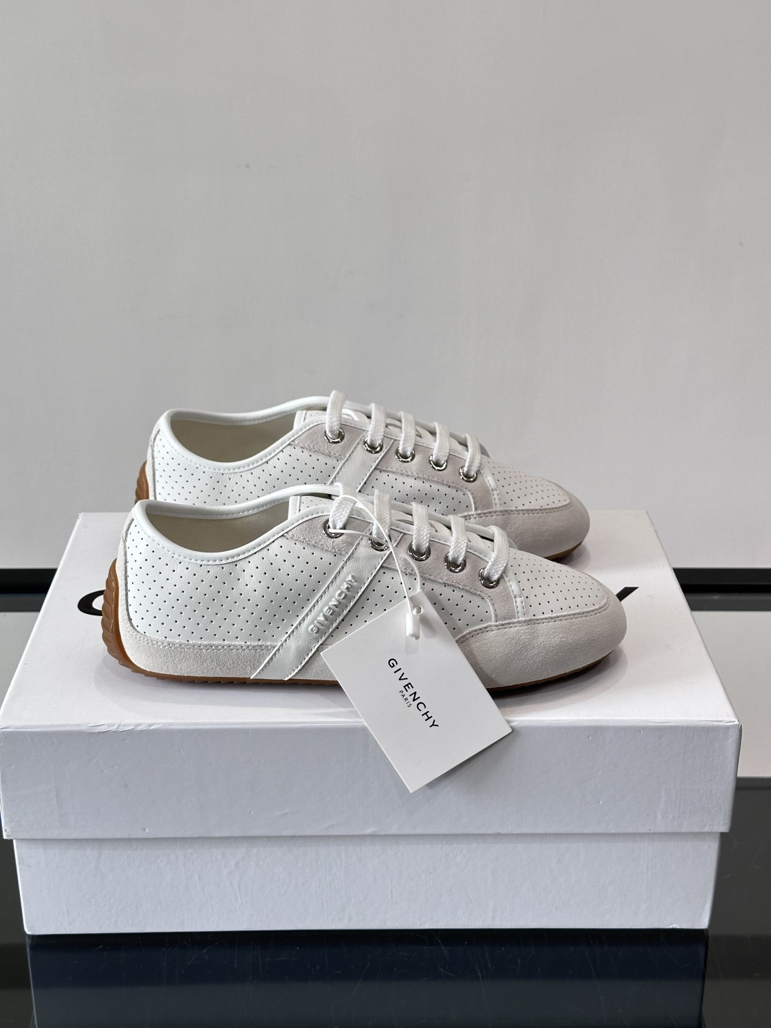 Givenchy 男士休闲鞋​​👟纪梵希这款休闲鞋，采用透气打孔皮革，简约又有细节感。橡胶鞋底耐磨舒适，