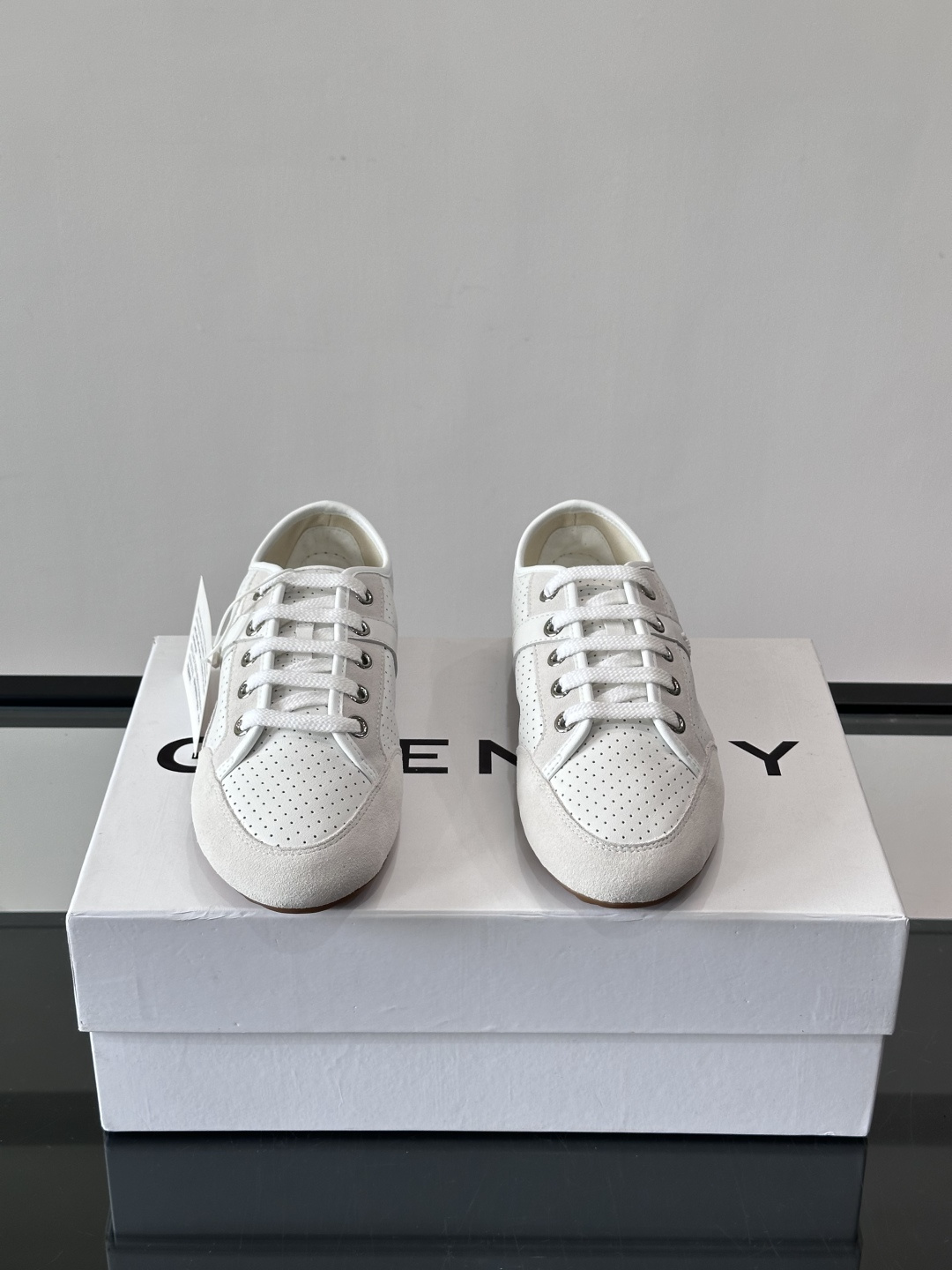 Givenchy 男士休闲鞋​​👟纪梵希这款休闲鞋，采用透气打孔皮革，简约又有细节感。橡胶鞋底耐磨舒适，