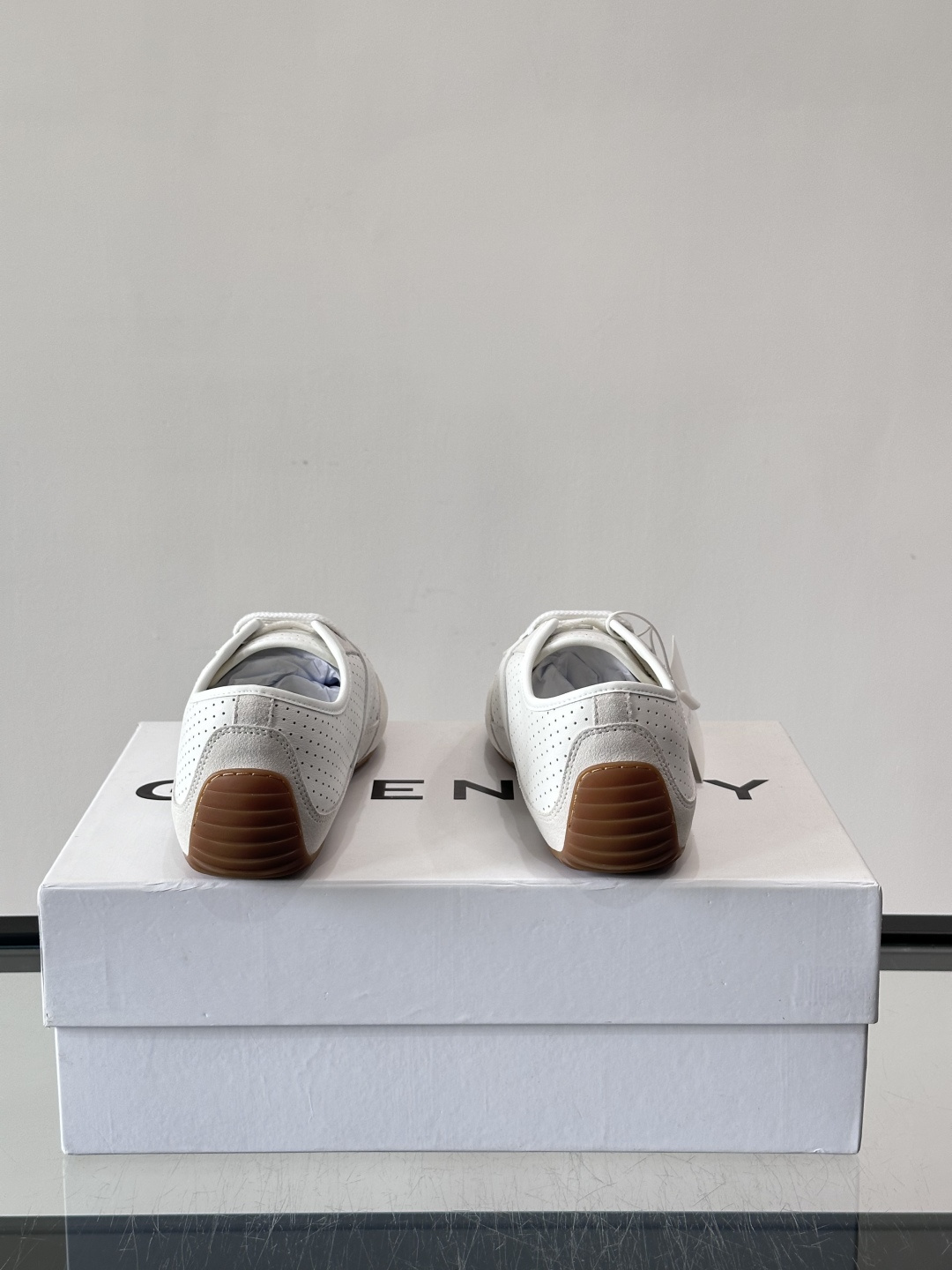 Givenchy 男士休闲鞋​​👟纪梵希这款休闲鞋，采用透气打孔皮革，简约又有细节感。橡胶鞋底耐磨舒适，
