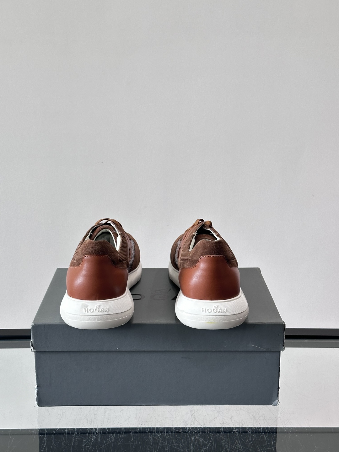 HOGAN男士拼接运动鞋​​👟意大利奢侈品牌HOGAN的棕色拼接运动鞋，采用麂皮+鳄鱼纹皮革，质感层次丰