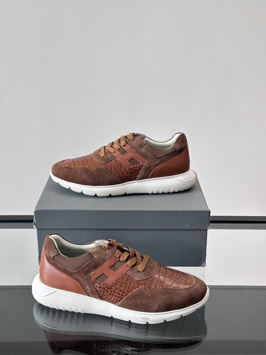 HOGAN男士拼接运动鞋​​👟意大利奢侈品牌HOGAN的棕色拼接运动鞋，采用麂皮+鳄鱼纹皮革，质感层次丰