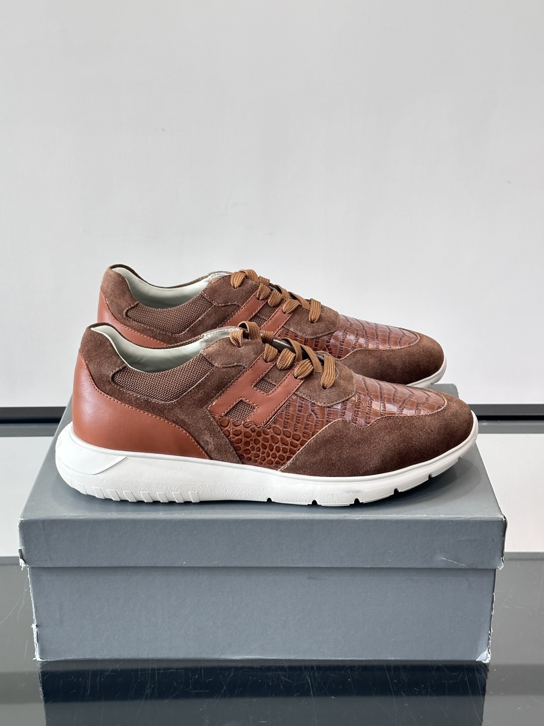 HOGAN男士拼接运动鞋​​👟意大利奢侈品牌HOGAN的棕色拼接运动鞋，采用麂皮+鳄鱼纹皮革，质感层次丰
