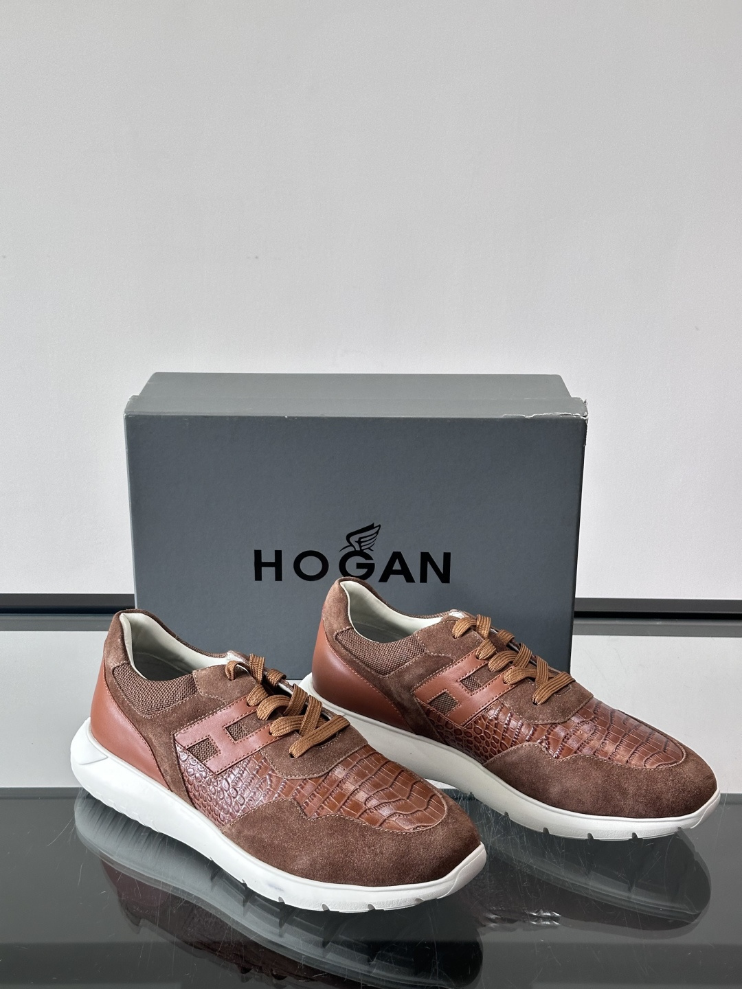 HOGAN男士拼接运动鞋​​👟意大利奢侈品牌HOGAN的棕色拼接运动鞋，采用麂皮+鳄鱼纹皮革，质感层次丰