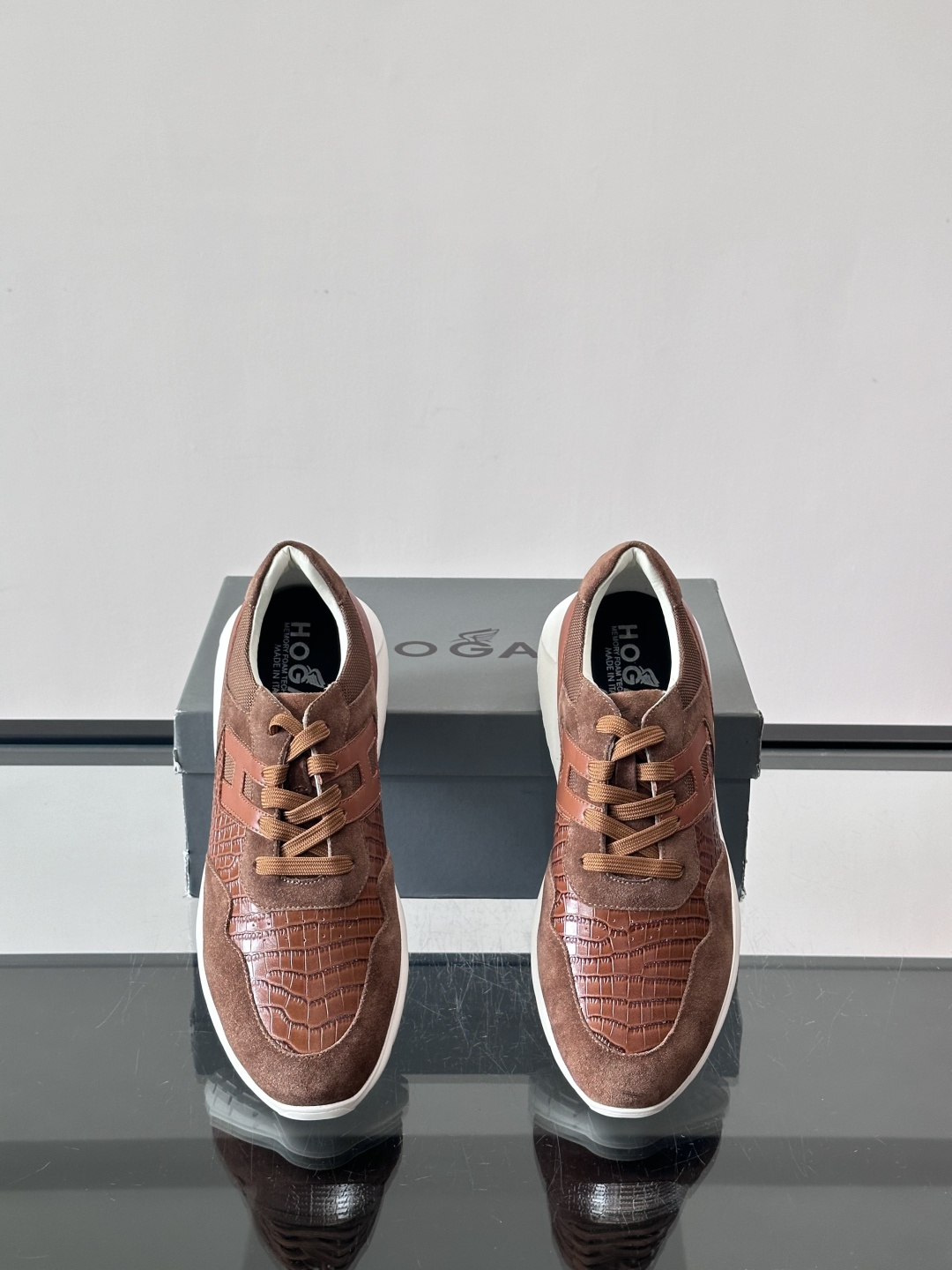 HOGAN男士拼接运动鞋​​👟意大利奢侈品牌HOGAN的棕色拼接运动鞋，采用麂皮+鳄鱼纹皮革，质感层次丰