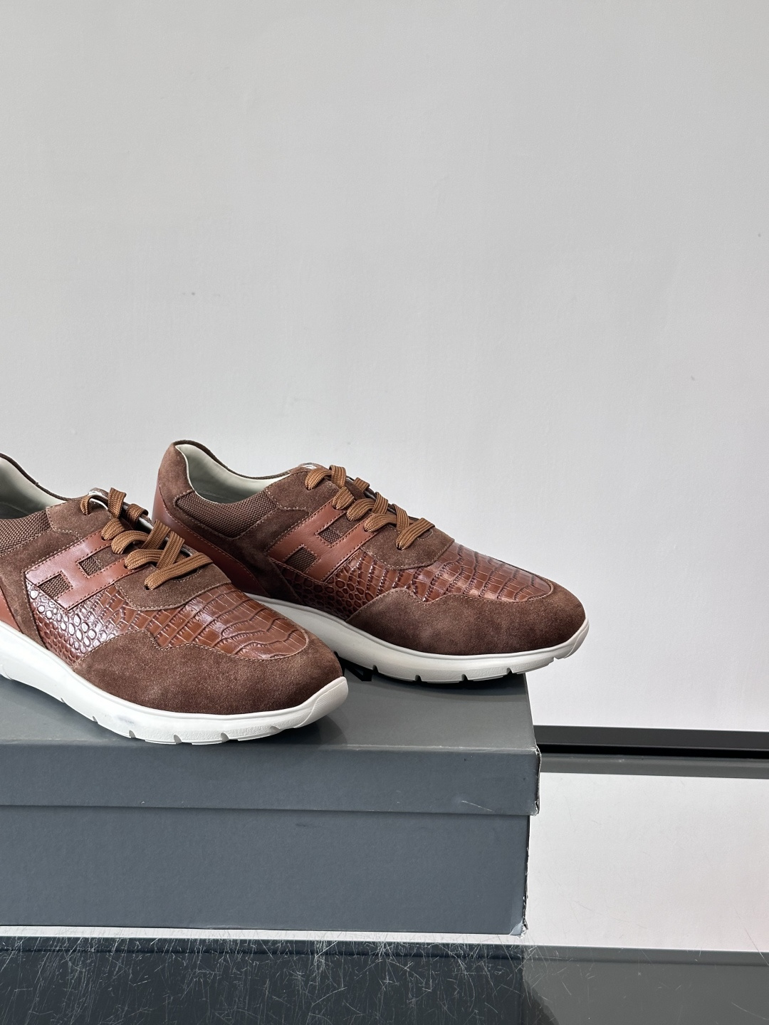 HOGAN男士拼接运动鞋​​👟意大利奢侈品牌HOGAN的棕色拼接运动鞋，采用麂皮+鳄鱼纹皮革，质感层次丰