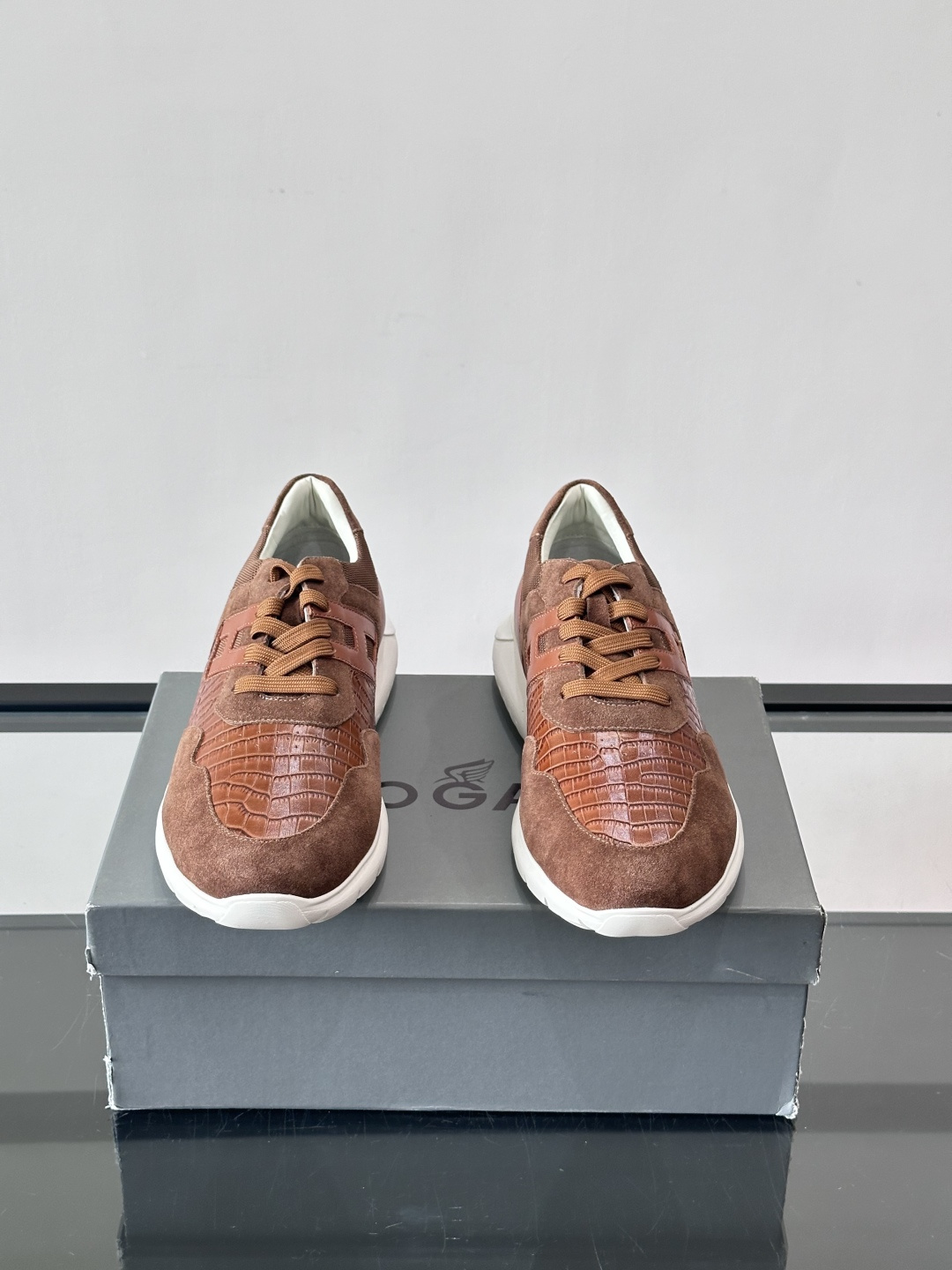 HOGAN男士拼接运动鞋​​👟意大利奢侈品牌HOGAN的棕色拼接运动鞋，采用麂皮+鳄鱼纹皮革，质感层次丰