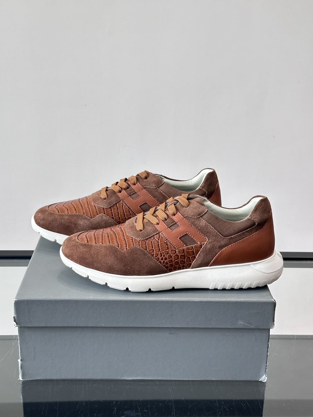 HOGAN男士拼接运动鞋​​👟意大利奢侈品牌HOGAN的棕色拼接运动鞋，采用麂皮+鳄鱼纹皮革，质感层次丰