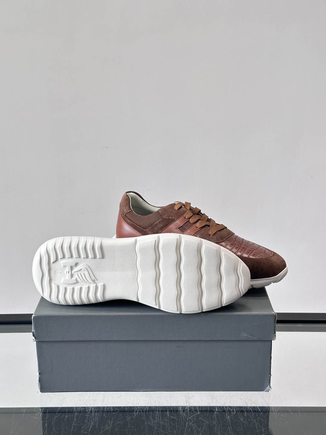HOGAN男士拼接运动鞋​​👟意大利奢侈品牌HOGAN的棕色拼接运动鞋，采用麂皮+鳄鱼纹皮革，质感层次丰