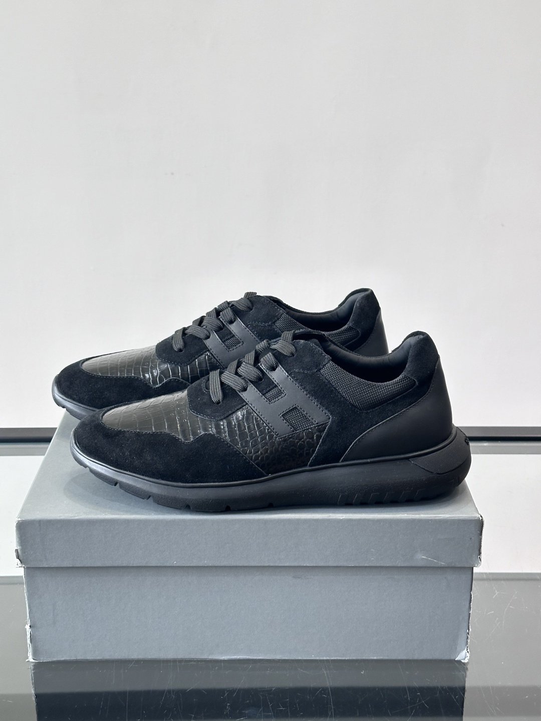 HOGAN男士拼接运动鞋​​👟意大利奢侈品牌HOGAN的棕色拼接运动鞋，采用麂皮+鳄鱼纹皮革，质感层次丰