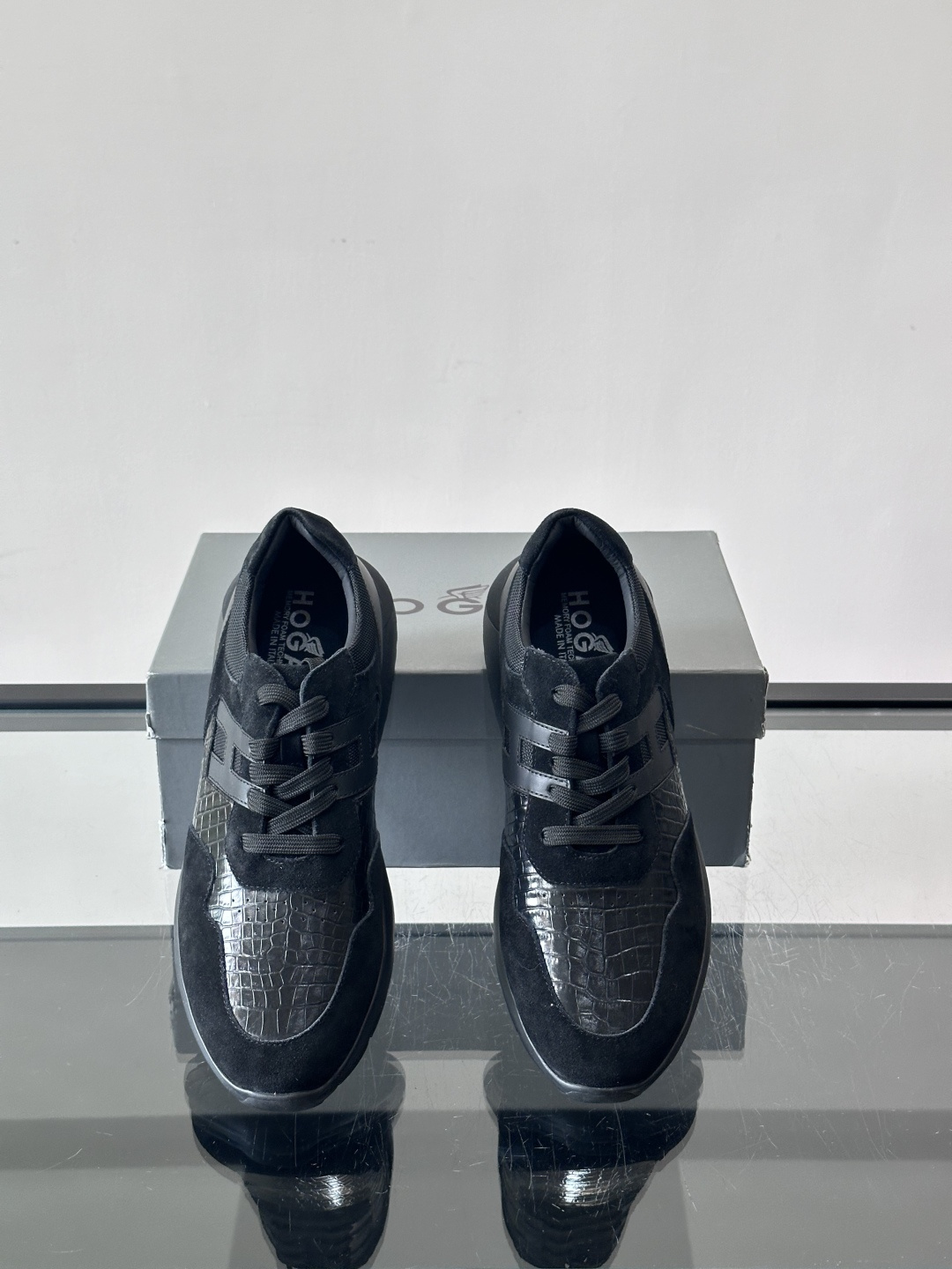 HOGAN男士拼接运动鞋​​👟意大利奢侈品牌HOGAN的棕色拼接运动鞋，采用麂皮+鳄鱼纹皮革，质感层次丰