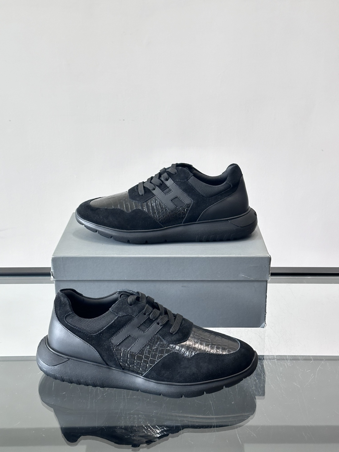 HOGAN男士拼接运动鞋​​👟意大利奢侈品牌HOGAN的棕色拼接运动鞋，采用麂皮+鳄鱼纹皮革，质感层次丰
