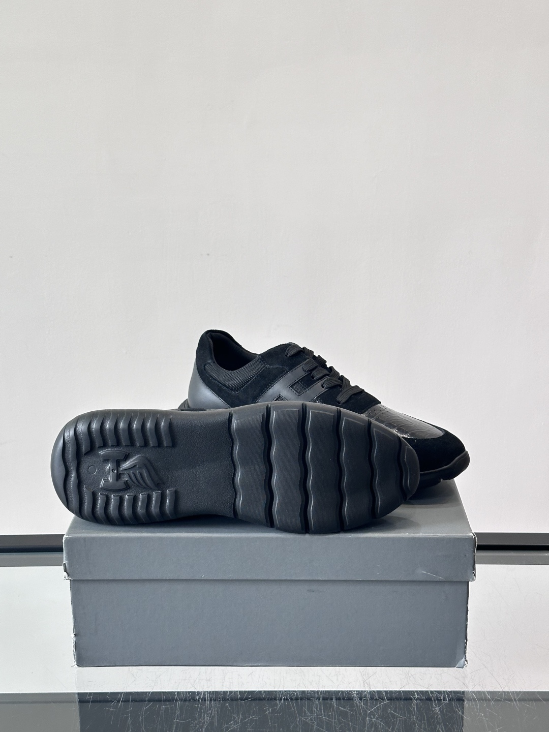 HOGAN男士拼接运动鞋​​👟意大利奢侈品牌HOGAN的棕色拼接运动鞋，采用麂皮+鳄鱼纹皮革，质感层次丰