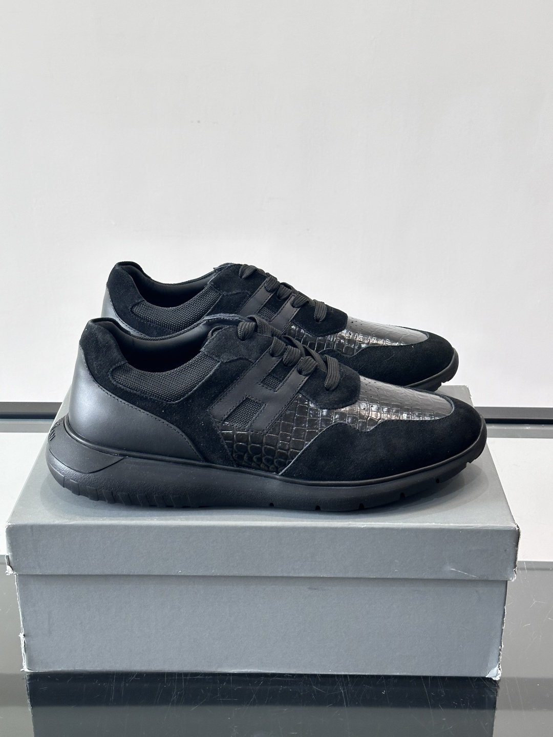 HOGAN男士拼接运动鞋​​👟意大利奢侈品牌HOGAN的棕色拼接运动鞋，采用麂皮+鳄鱼纹皮革，质感层次丰